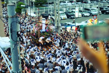 The guys on the float are in control of who carries it, using a baton to show who needs to switch out