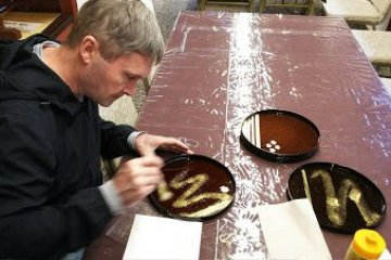 Trying traditional crafts at Yunokuni no Mori