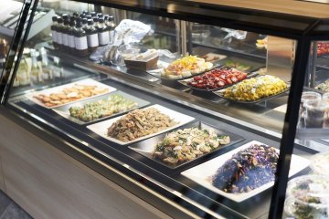 Pilihan makanan di Deli & Bar 