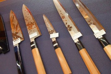 Layered stainless steel knife with pattern