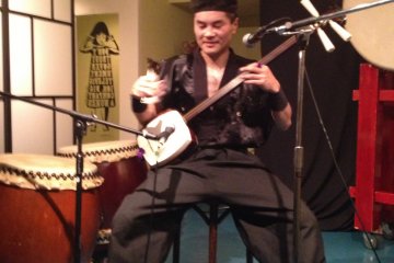 Yumenoshin Matsukaze (夢之進松風) performing on the Shamisen and Traditional Japanese folk music. A rare treat.