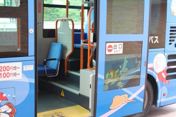 <p>Dari Stasiun JR Noborito, naiki bis dengan tema karakter Doraemon. Tarifnya 200 yen sekali jalan.</p>