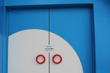 <p>Teater didesain berbentuk perut Doraemon.</p>