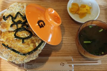 <p>Caf&eacute; Museum menghadirkan masakan tematik. Yang ini adalah "tonkatsu don" (irisan daging babi di atas nasi) dengan nori (rumput laut) yang didesain dengan karakter Giant.</p>
