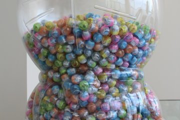 <p>Dapatkan gantungan kunci kejutan seharga 200 yen dari dispenser berbentuk Doraemon.</p>