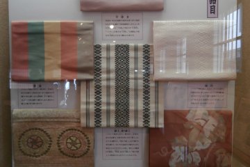 Seven different types of Hakata-ori (the middle one is the original version)