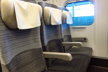 <p>Cushioned seats</p>