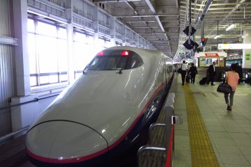 Shinkansen sedang menunggu di peron
