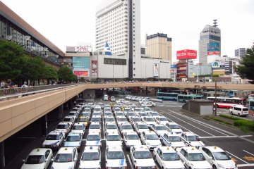 Pasukan taksi yang melayani Stasiun Sendai, gerbang ke Tohoku