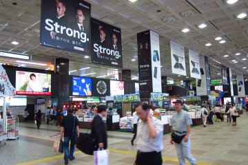 Kesibukan ini membuat Stasiun Sendai terlihat seperti sebuah terminal bandara