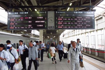 Kesibukan di Stasiun Sendai, gerbang ke Tohoku