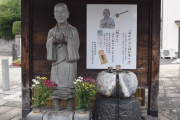 Pour the onsen water on the statue for good luck