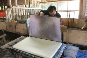 Le petit-fils de Abe Eishirô, fabriquant à la main du washi dans le vieil atelier.