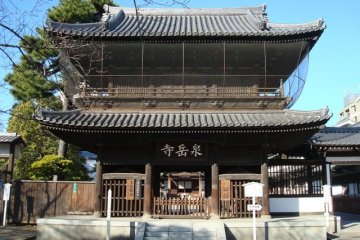 The main gate of Sengakuji Temple.