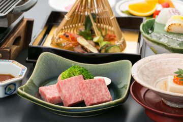 Delicious traditional cuisine at Suimeikan.