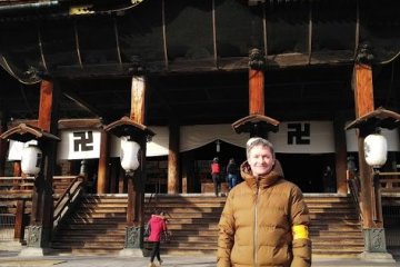 There are friendly guides to show you around Zenkoji.