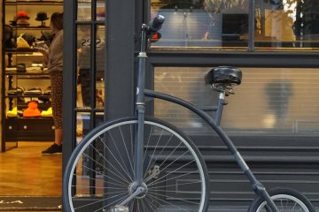A hat shop with vintage bike as a decoration