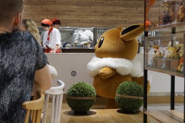 Eevee came to greet the visitors.