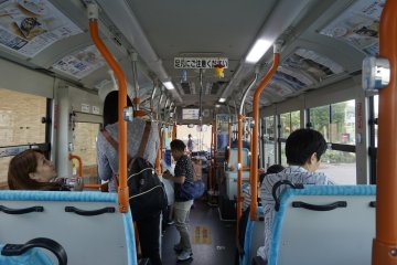 Bukan hanya bagian luar busnya saja yang menarik, interiornya pun kaya akan elemen Doraemon dkk