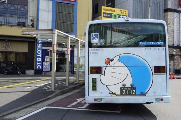 Keluar dari Noborito Station dan Anda langsung akan disambut oleh shuttle bus Doraemon