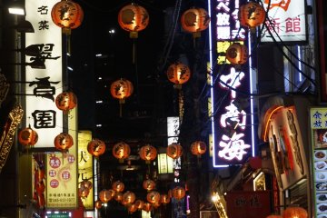 Papan-papan dan lentera-lentera yang menyala-nyala