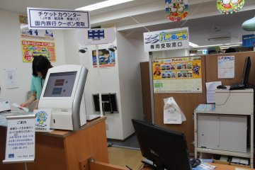 柜台买票中