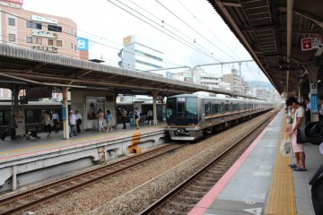 Jalur JR Kobe ke Osaka dan berlanjut ke Kyoto dan Otsu