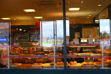 A large bakery for a snack or gifts on the go