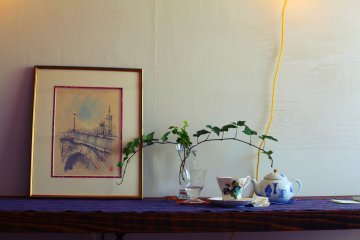 This cafe's appealing style is everywhere, from delicate plants to antique teapots