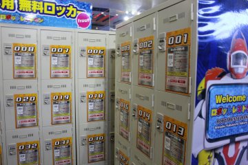 Prior to the show store your larger items inside the lockers, no coins necessary.
