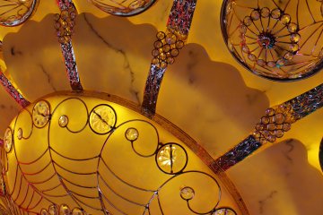 No detail went unnoticed in the creation of this dazzling space. Every corner has received the Midas touch.
