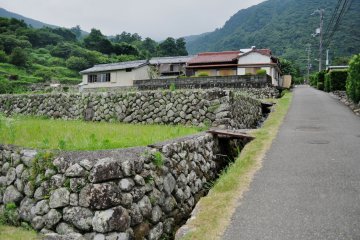 <p>산 밑의 마을에서 나치 폭포로 걸어가는 길은 길고 힘든 여행이였다. 그러나 폭포의 절경은 그 모든 것을 보상해 줄만큼 값진 모습이였다.</p>