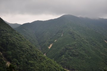 <p>지역을 둘러 싼 산들. 쿠마노의 풍경은 언제나 아름답고 푸르른 산과 숲으로 가득 차 있다.</p>