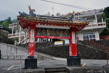 <p>나치 폭포 근처에 있던 중국식 패방(세속적인 곳에서 신성한 곳으로 들어감을 나타내는 일본 도리이와 비슷한 문)</p>