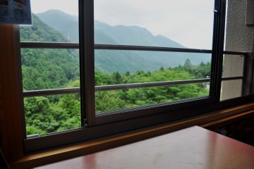 <p>폭포 주변 음식점 창문으로 보이는 산의 풍경. 현지 기념품도 판매한다.</p>
