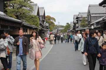 Many tourists come and visit