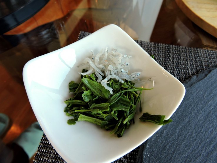 Tender green tea leaves and dried whitebait