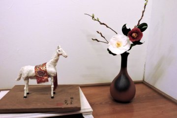 Decorations in Seisho Yu-en's tea house