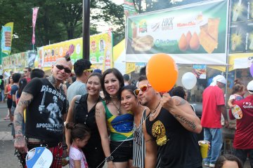 Friends are everywhere on Brazilian Day! Many groups pose it out to capture the memories of this exciting festival.