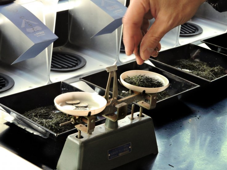 Weighing tea with 1 yen coins