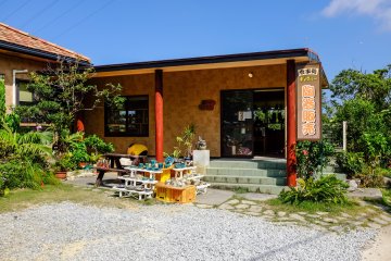 <p>Il y a de nombreuses boutiques &agrave; travers le village o&ugrave; vous pouvez acheter de la poterie locale</p>