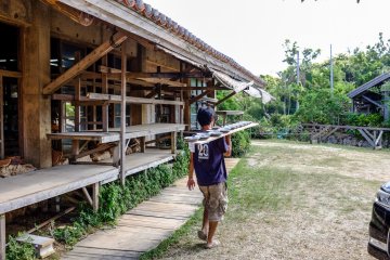 <p>On peut voir dans le village de nombreux artisans en plein travail</p>