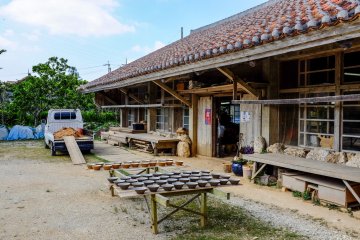 <p>Le village de poterie Yomitan s&rsquo;explore mieux &agrave; pied</p>
