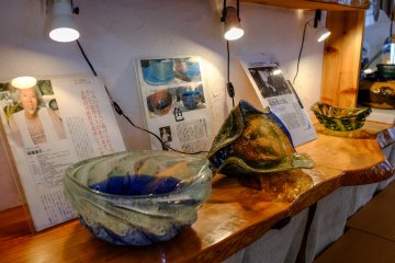 <p>Quelques magnifiques bols en exposition dans l&rsquo;un des nombreux magasins</p>