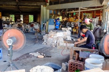 <p>Des artisans finissent des pi&egrave;ces de poterie</p>