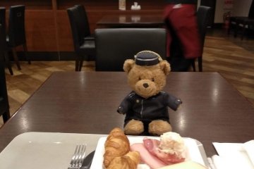 Budget buffet breakfast offerings.