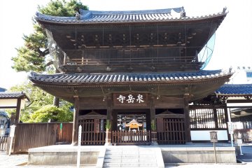Entrance to Sengakuji in Tokyo
