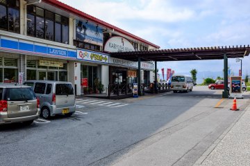Kariyushi Beach is not only a great beach but also a convenient rest stop