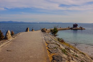 The midway rest stop is a popular place to enjoy beautiful views of the Yokatsu Peninsula and provides a great fishing spot