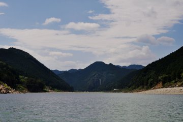 The water is usually calm. During the shaky parts, visitors are offered a plastic sheet to cover themselves against splashes of water